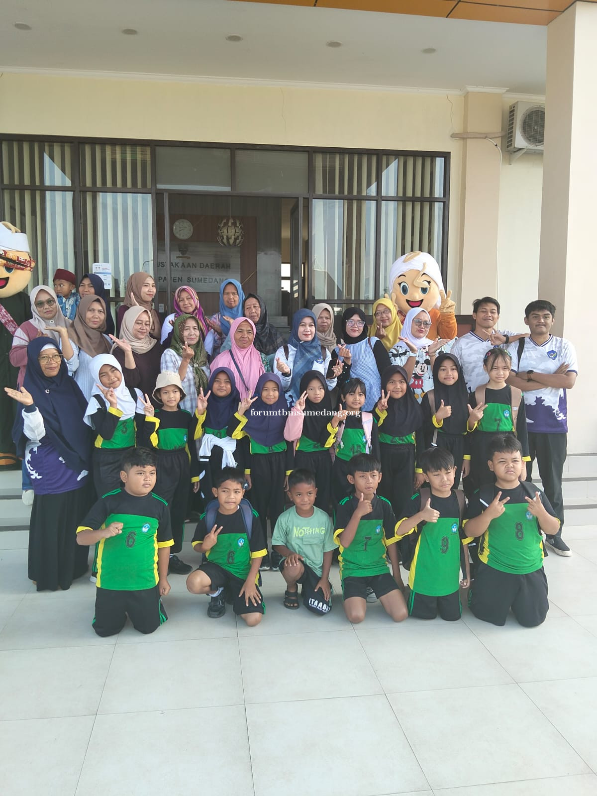 Jelang Kenaikan Kelas, Siswa Kelas II SDN Cibeureum III Ikuti Wisata Edukasi ke Perpustakaan Daerah 